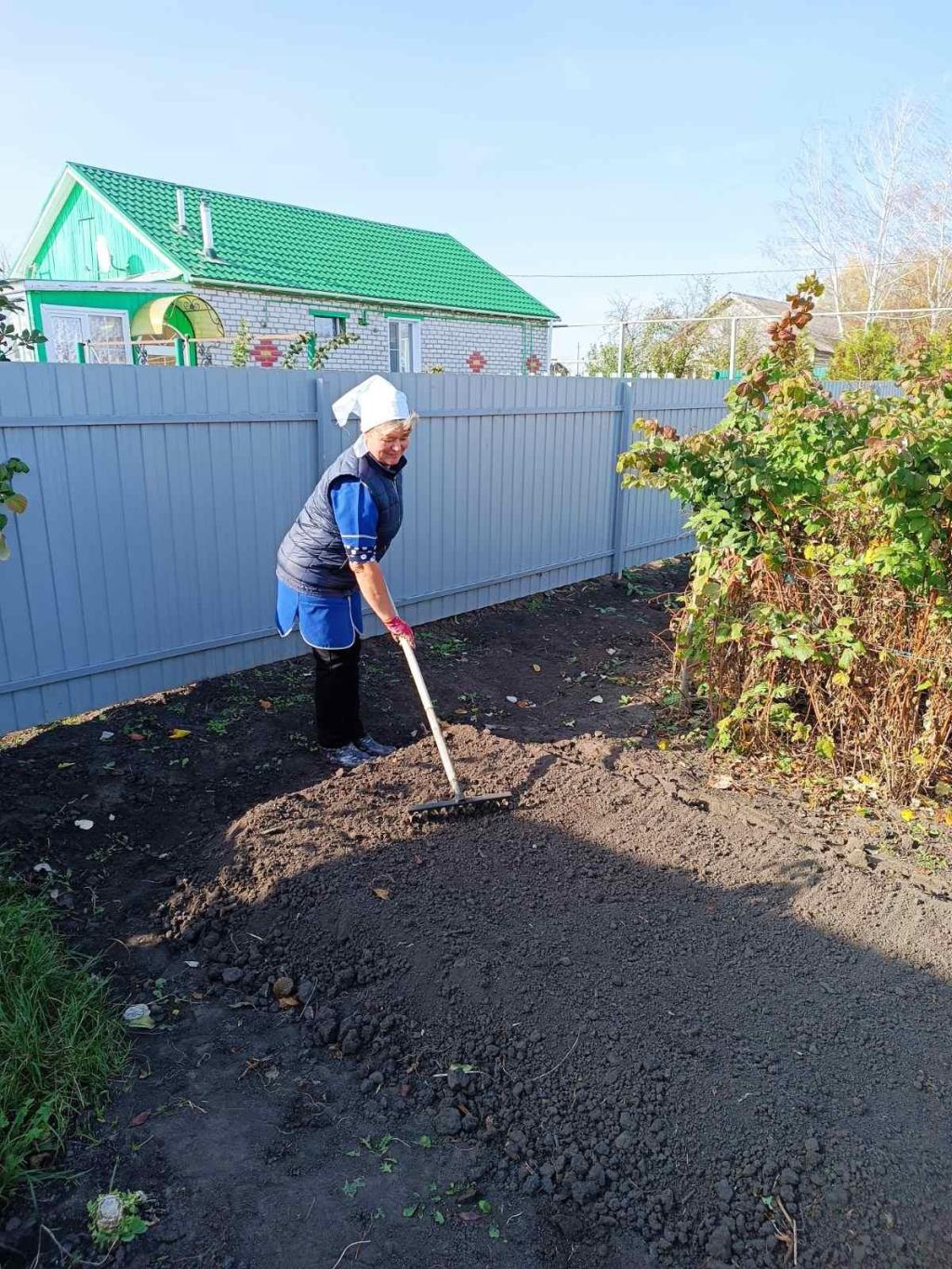 ГБУ «Комплексный центр социального обслуживания населения городского округа  город Выкса» - Социальный работник помог посадить чеснок под зиму